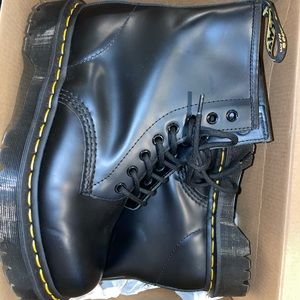 LIKE NEW: 1460 DOC MARTEN BEX BOOT 8 HOLE